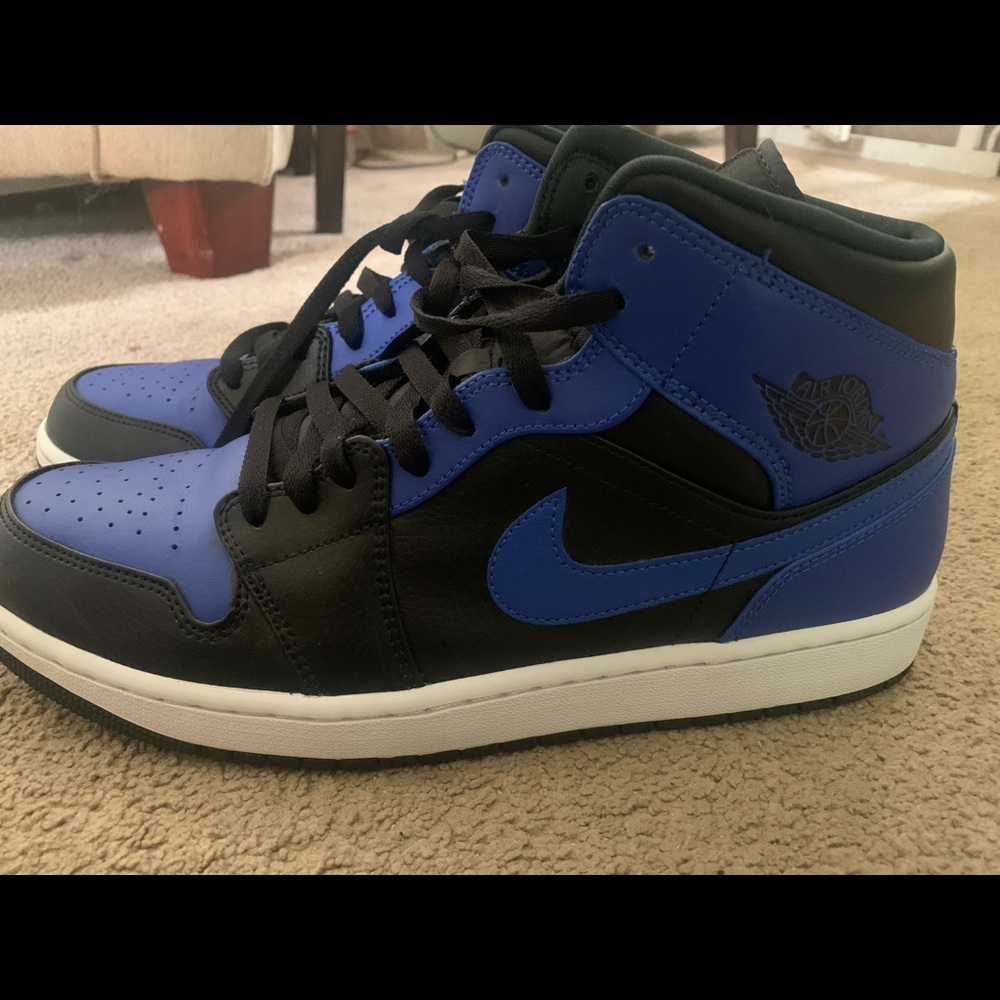 Hyper royal Jordan 1 mids